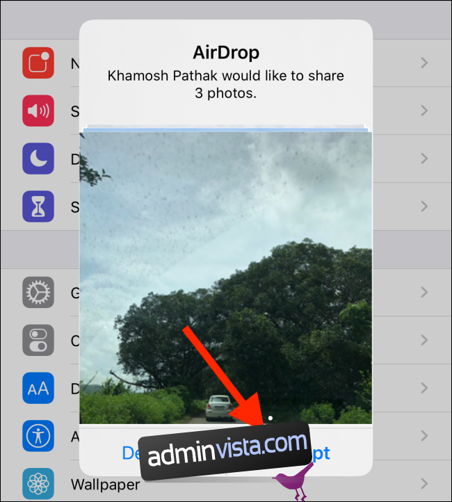 En AirDrop-begäran om att dela foton;  din kontakt måste trycka på 